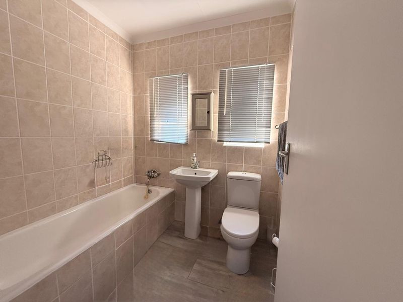 3 Bedroom Property with a 2 Bedroom Flatlet - Photo 6