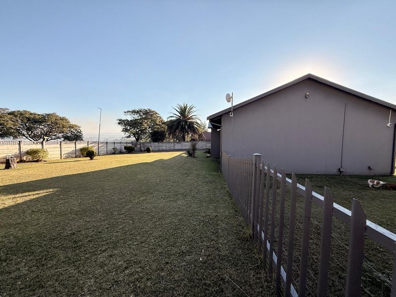 3 Bedroom Property with a 2 Bedroom Flatlet - Photo 2