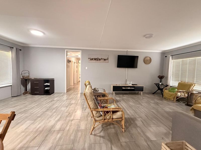 3 Bedroom Property with a 2 Bedroom Flatlet - Photo 5