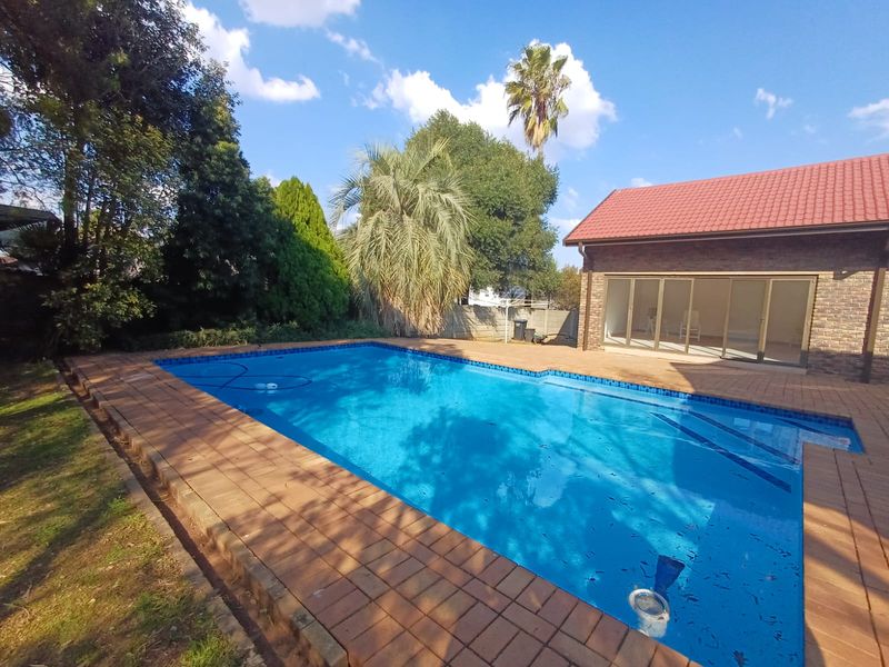 Modern & Newly Renovated With High End Finishing Right Through This Amazing Property In SE 3. - Photo 1