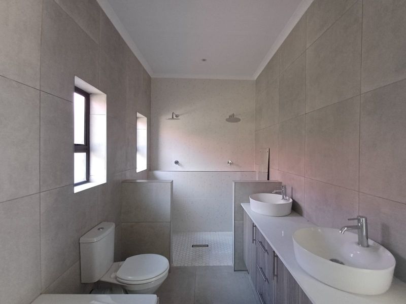 Modern & Newly Renovated With High End Finishing Right Through This Amazing Property In SE 3. - Photo 4