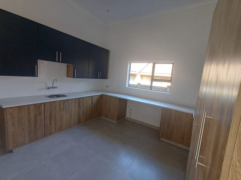 Modern & Newly Renovated With High End Finishing Right Through This Amazing Property In SE 3. - Photo 10