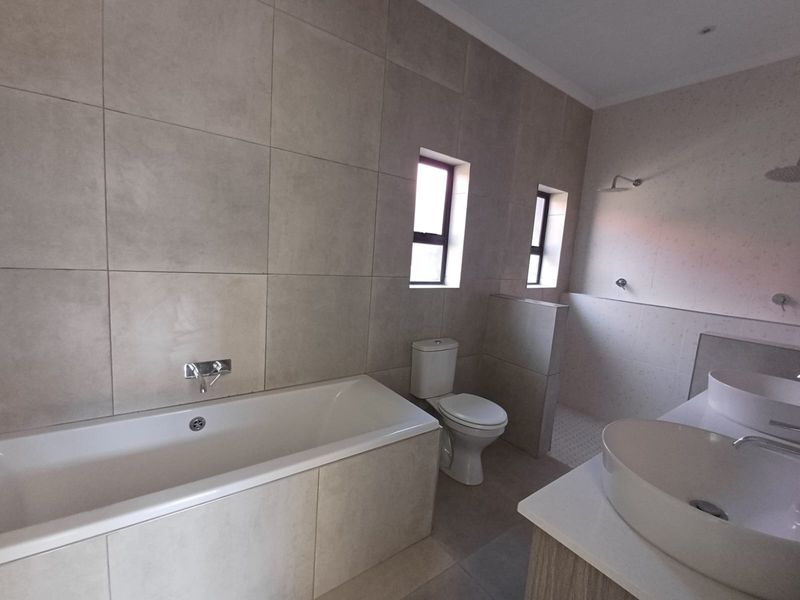 Modern & Newly Renovated With High End Finishing Right Through This Amazing Property In SE 3. - Photo 8