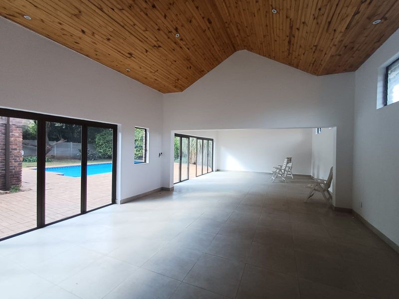Modern & Newly Renovated With High End Finishing Right Through This Amazing Property In SE 3. - Photo 7
