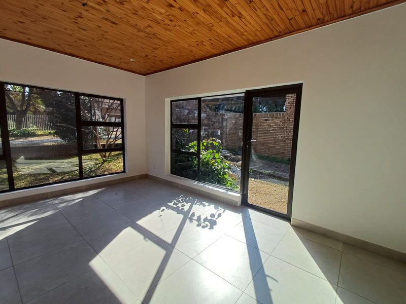 Modern & Newly Renovated With High End Finishing Right Through This Amazing Property In SE 3. - Photo 6