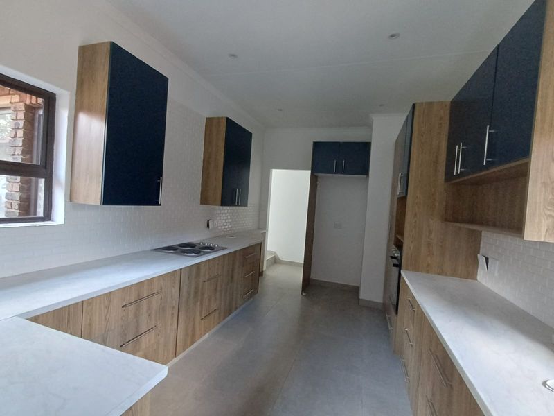 Modern & Newly Renovated With High End Finishing Right Through This Amazing Property In SE 3. - Photo 2