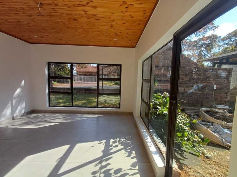 Modern & Newly Renovated With High End Finishing Right Through This Amazing Property In SE 3. - Photo 5