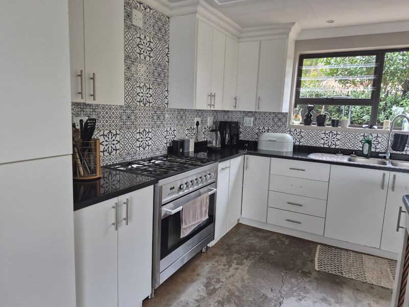 5 Bedroom Property with stunning mountain views - Photo 6
