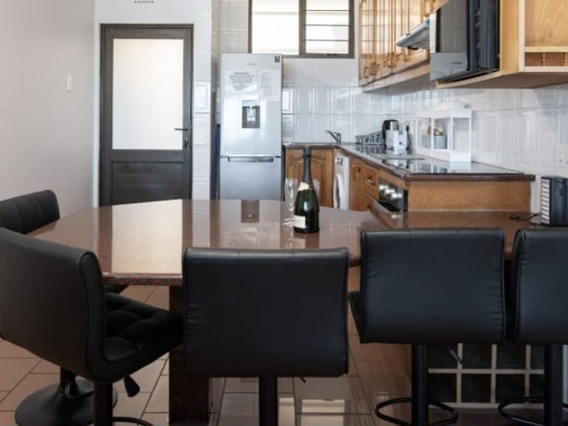 Coastal Living at Its Finest – Stylish 2-Bedroom Apartment with Spectacular Sea Views - Photo 7