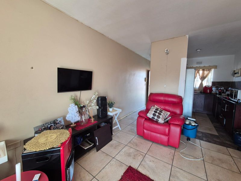 !Stunning First Floor Two Bedroom Unit! - Photo 4