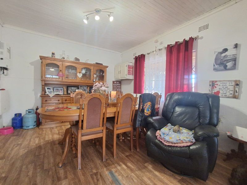 WAIT FOR IT!!! 2 x 4-Bedroom Family Homes on 1 Property – Approved Municipal Plans. - Photo 8