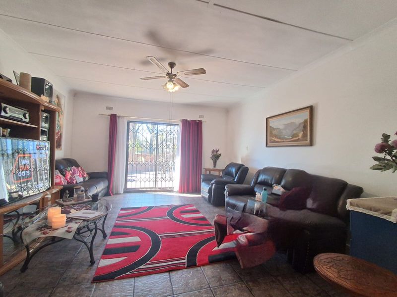 WAIT FOR IT!!! 2 x 4-Bedroom Family Homes on 1 Property – Approved Municipal Plans. - Photo 7