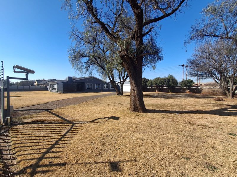 NEWLY RENOVATED!!Modern Family Home – Meyerton Central. - Photo 1