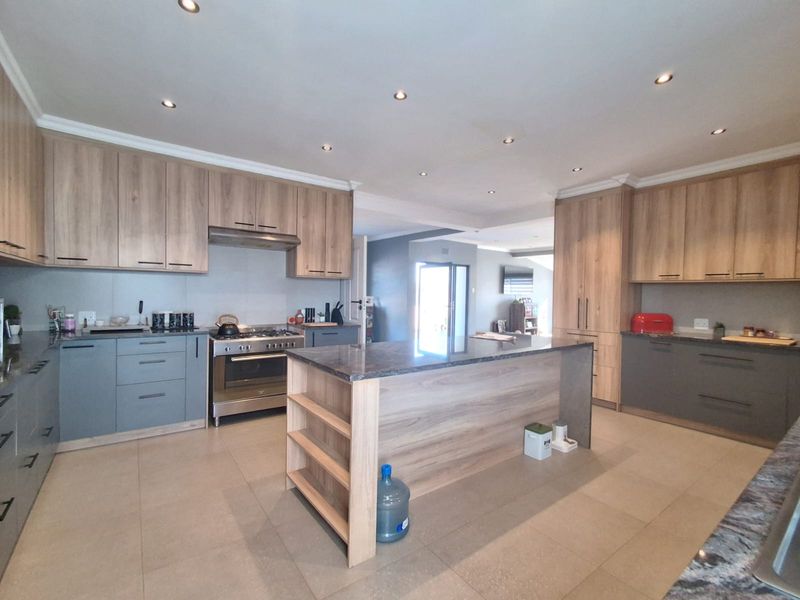NEWLY RENOVATED!!Modern Family Home – Meyerton Central. - Photo 9