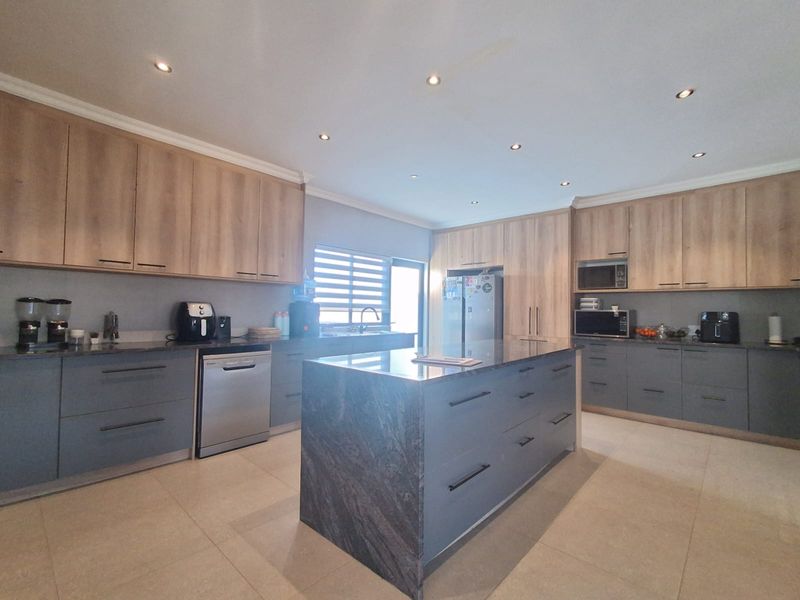 NEWLY RENOVATED!!Modern Family Home – Meyerton Central. - Photo 8