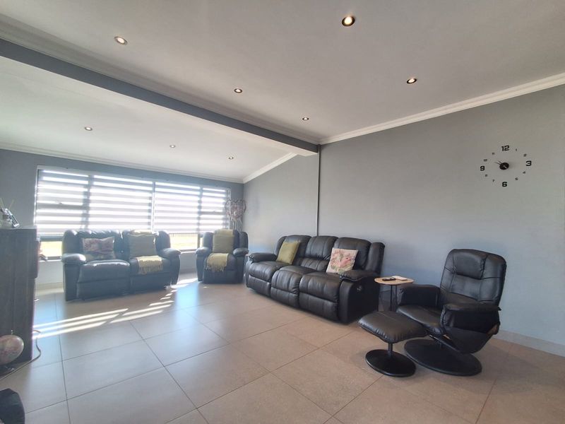 NEWLY RENOVATED!!Modern Family Home – Meyerton Central. - Photo 6