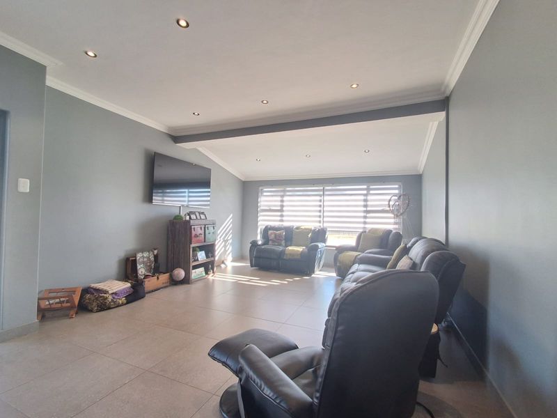 NEWLY RENOVATED!!Modern Family Home – Meyerton Central. - Photo 5