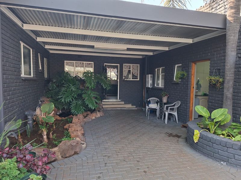 !OFF-GRID LUXURY  4 Bedroom FAMILY HOME + INCOME  3 Bedroom FLAT | SWIMMING POOL & BOREHOLE! - Photo 2