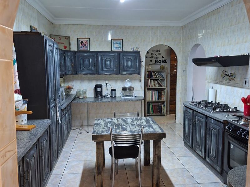 !OFF-GRID LUXURY  4 Bedroom FAMILY HOME + INCOME  3 Bedroom FLAT | SWIMMING POOL & BOREHOLE! - Photo 3