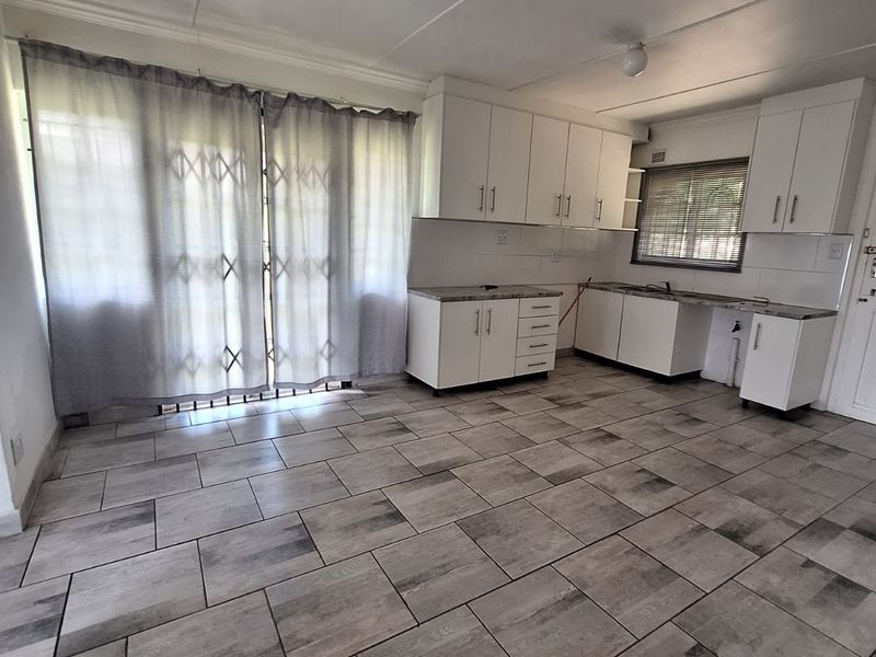 Newly Renovated Home - Photo 10