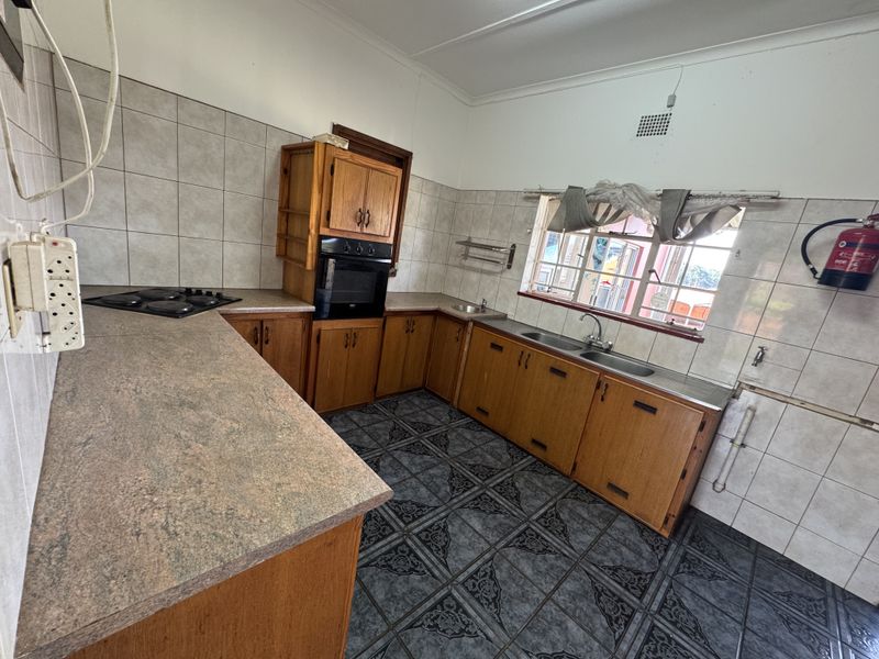 Spacious 3-Bedroom Ensuite Home with Flatlet & Business Potential in Empangeni - Photo 10