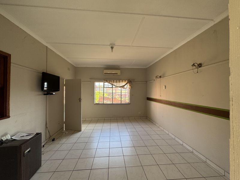 Spacious 3-Bedroom Ensuite Home with Flatlet & Business Potential in Empangeni - Photo 7