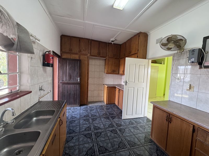 Spacious 3-Bedroom Ensuite Home with Flatlet & Business Potential in Empangeni - Photo 8