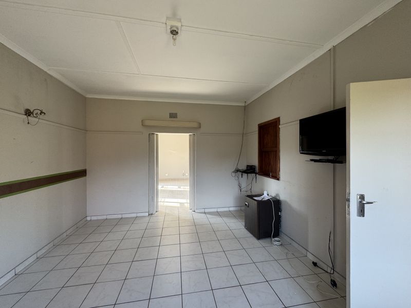 Spacious 3-Bedroom Ensuite Home with Flatlet & Business Potential in Empangeni - Photo 3