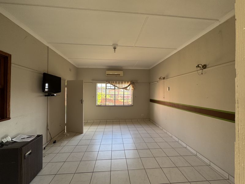 Spacious 3-Bedroom Ensuite Home with Flatlet & Business Potential in Empangeni - Photo 6