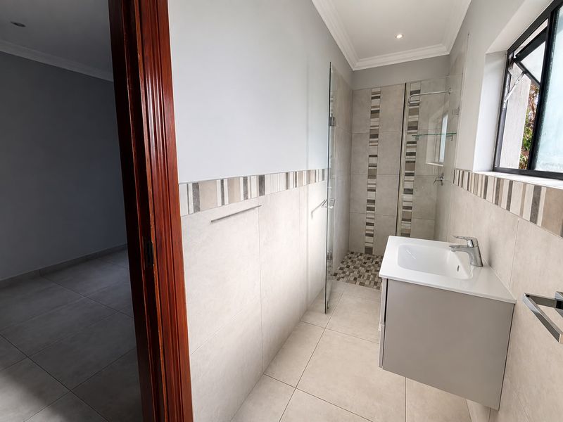 Contemporary Family Living in Dolphin Ridge Estate - Photo 10