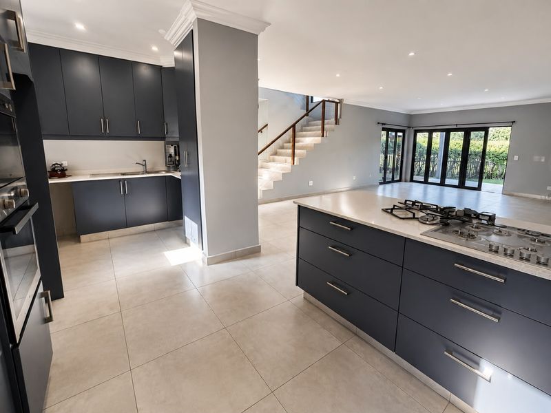 Contemporary Family Living in Dolphin Ridge Estate - Photo 2