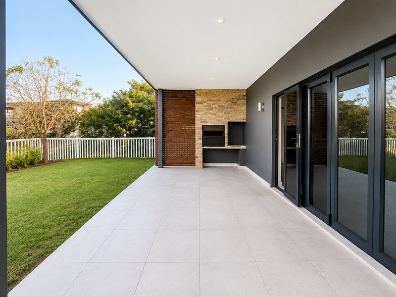 Contemporary Family Living in Dolphin Ridge Estate - Photo 5