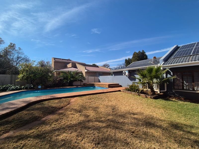MASSIVE 4 BED FAMILY HOME + SELF-CONTAINED FLAT | OFF-GRID | POOL | 10 FLEXI ROOMS - Photo 1