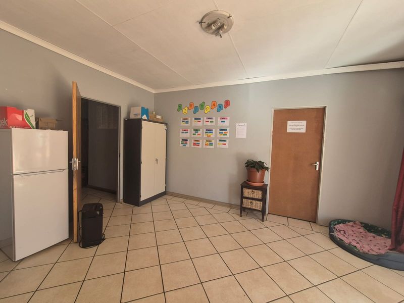 MASSIVE 4 BED FAMILY HOME + SELF-CONTAINED FLAT | OFF-GRID | POOL | 10 FLEXI ROOMS - Photo 9