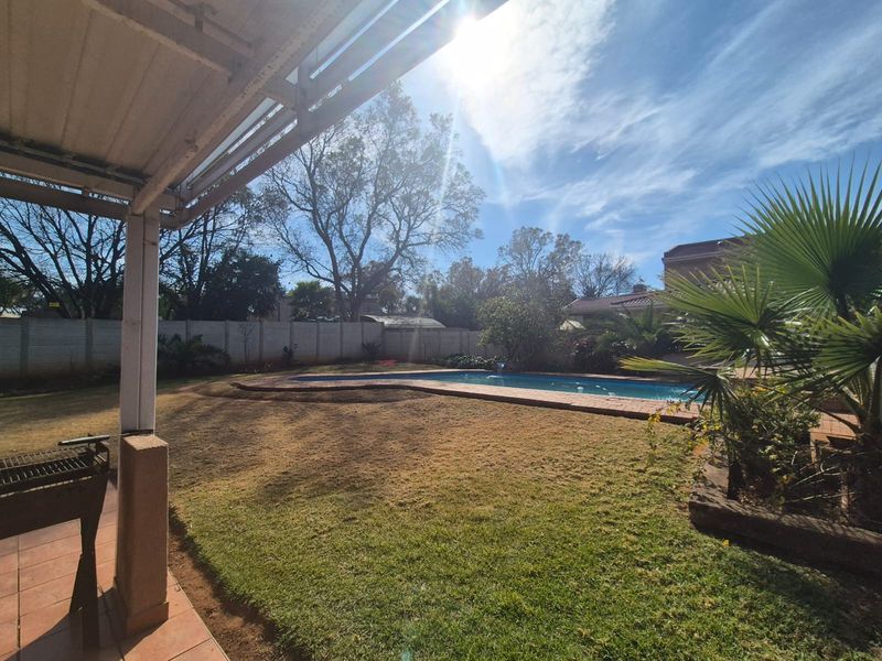 MASSIVE 4 BED FAMILY HOME + SELF-CONTAINED FLAT | OFF-GRID | POOL | 10 FLEXI ROOMS - Photo 8