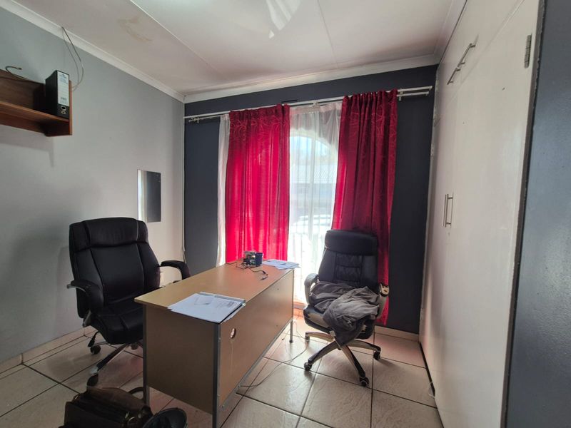 MASSIVE 4 BED FAMILY HOME + SELF-CONTAINED FLAT | OFF-GRID | POOL | 10 FLEXI ROOMS - Photo 4