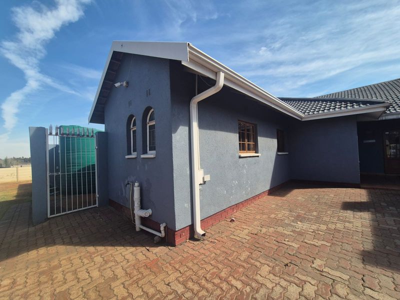 MASSIVE 4 BED FAMILY HOME + SELF-CONTAINED FLAT | OFF-GRID | POOL | 10 FLEXI ROOMS - Photo 3