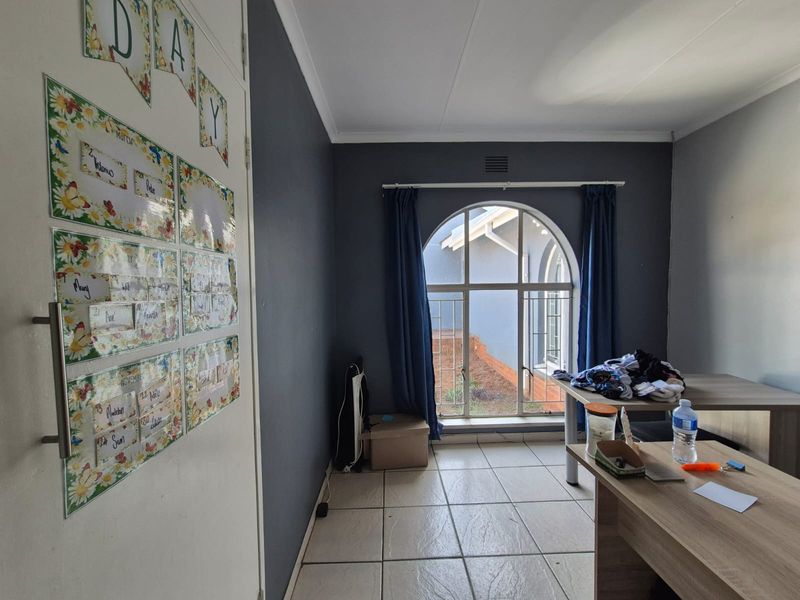 MASSIVE 4 BED FAMILY HOME + SELF-CONTAINED FLAT | OFF-GRID | POOL | 10 FLEXI ROOMS - Photo 2