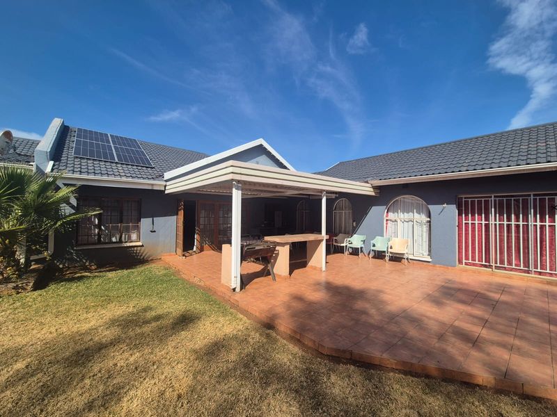 MASSIVE 4 BED FAMILY HOME + SELF-CONTAINED FLAT | OFF-GRID | POOL | 10 FLEXI ROOMS - Photo 10