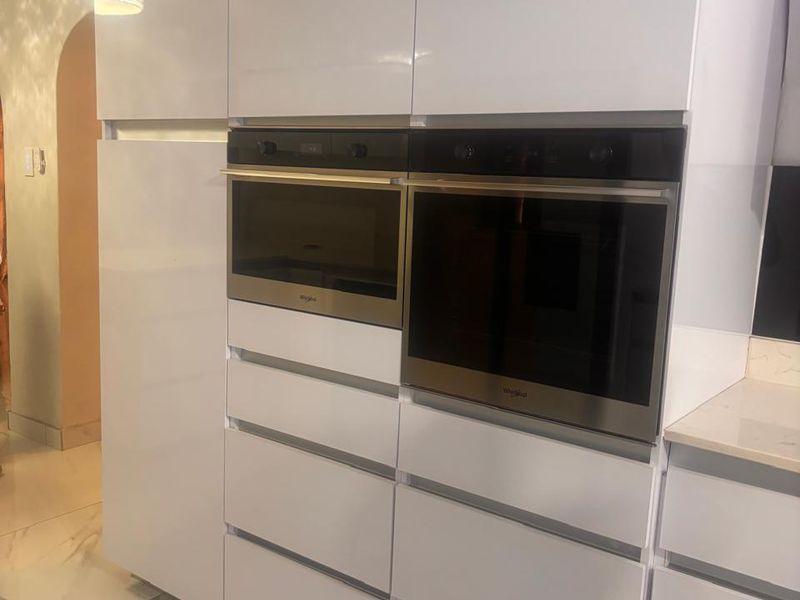 Modern Comfort Meets Convenience – Brackenham Gem with Pool & Flatlet - Photo 4
