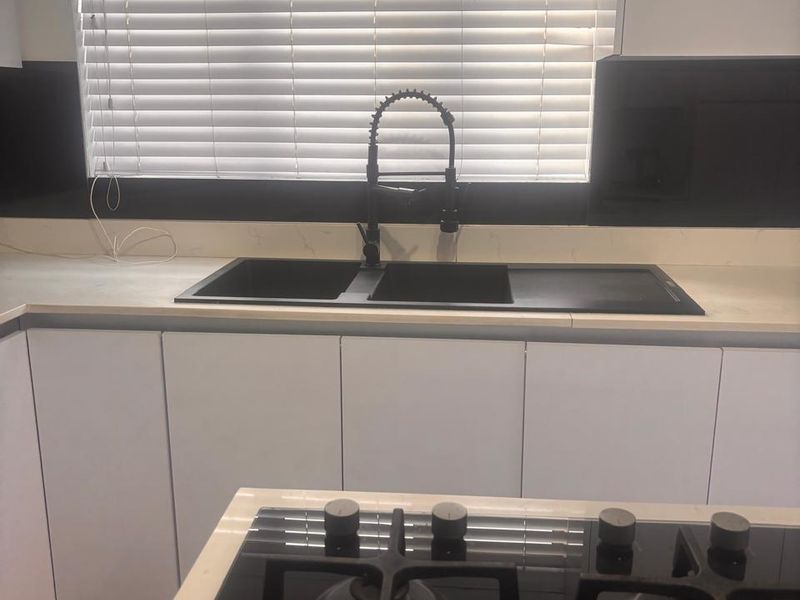 Modern Comfort Meets Convenience – Brackenham Gem with Pool & Flatlet - Photo 2