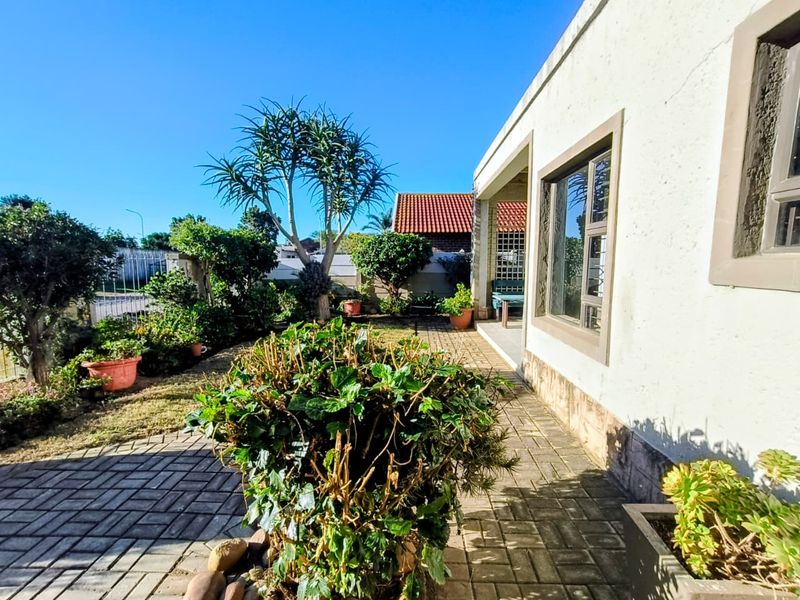 Spacious Family Home in Wavecrest - Photo 2