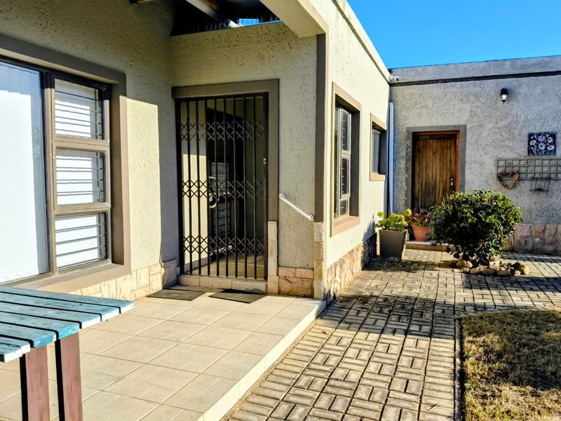 Spacious Family Home in Wavecrest - Photo 3