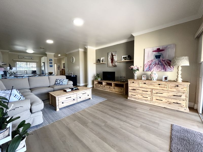 Spacious Coastal Penthouse - Photo 1