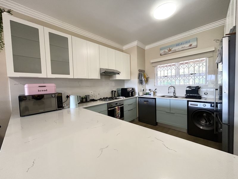 Spacious Coastal Penthouse - Photo 3
