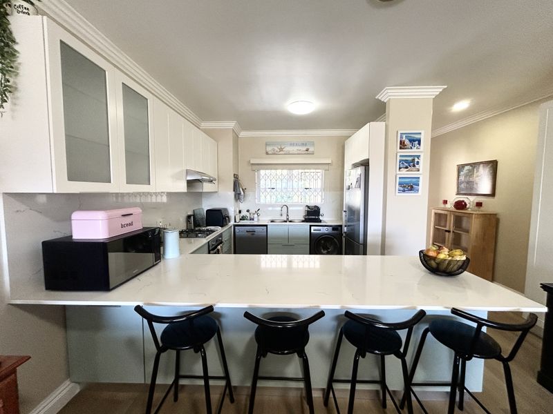 Spacious Coastal Penthouse - Photo 4
