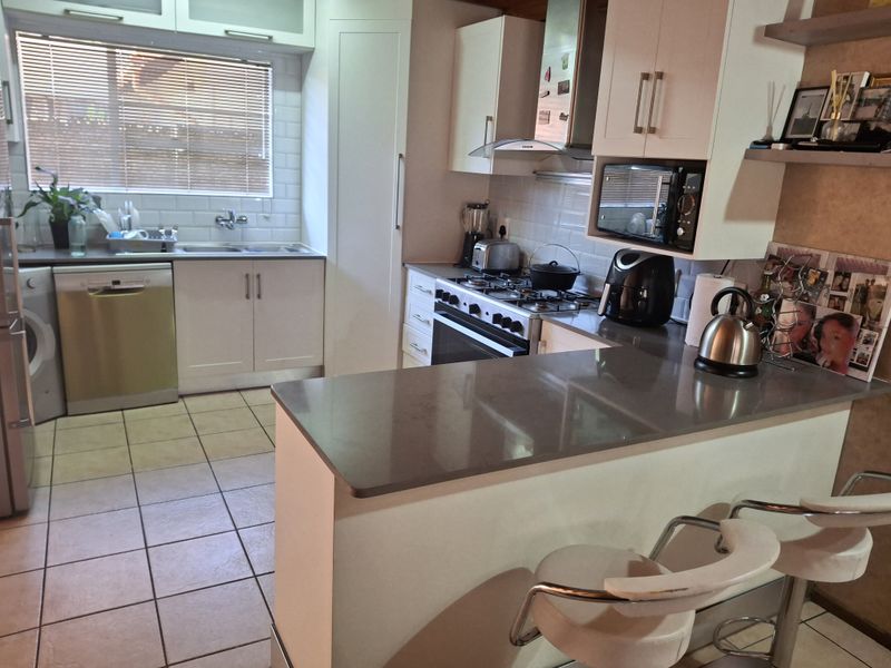 4 Bedroom House for Sale in Ravenswood, Boksburg - Photo 2