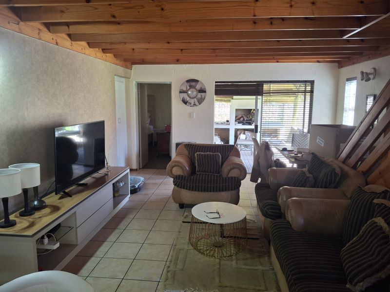 4 Bedroom House for Sale in Ravenswood, Boksburg - Photo 4