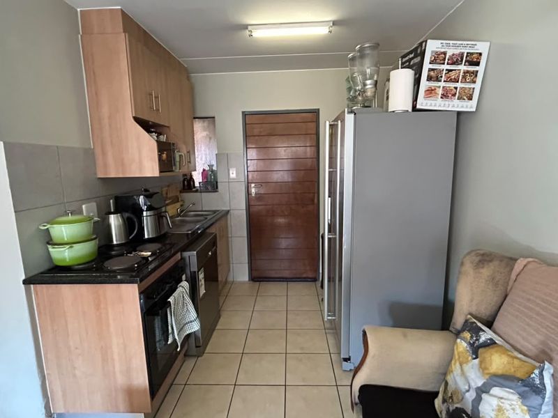 This stylish two-bedroom apartment in Route 82 Security Estate, Alveda - Photo 3