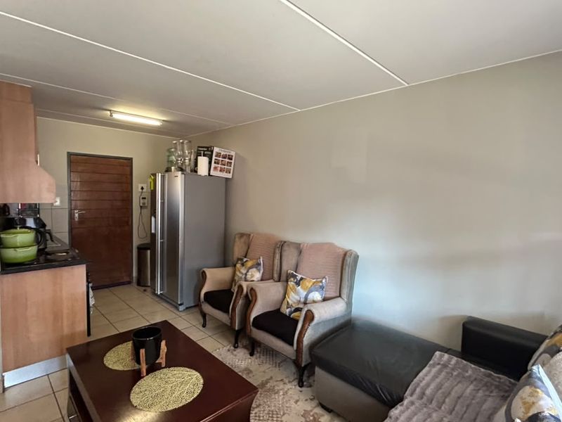 This stylish two-bedroom apartment in Route 82 Security Estate, Alveda - Photo 4